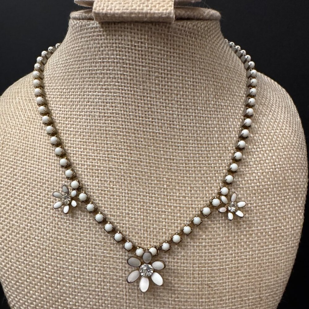 Vintage Gold-Tone White Daisy Flower Necklace With Rhinestone Accents Retro Char